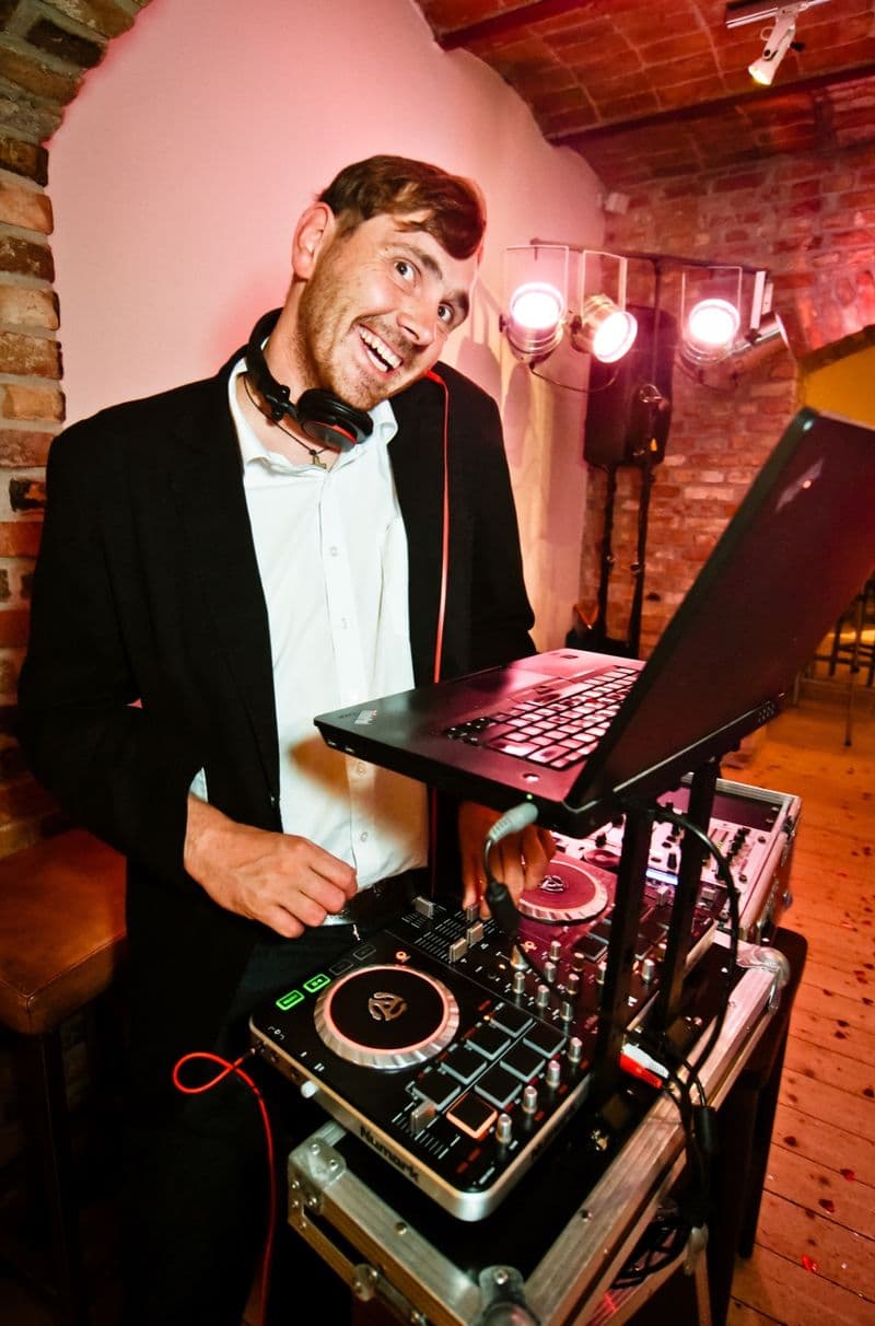 user-upload/business/work-media/v3ph6n9v9uoqn7l1ndzd6i_dj-toby.jpeg